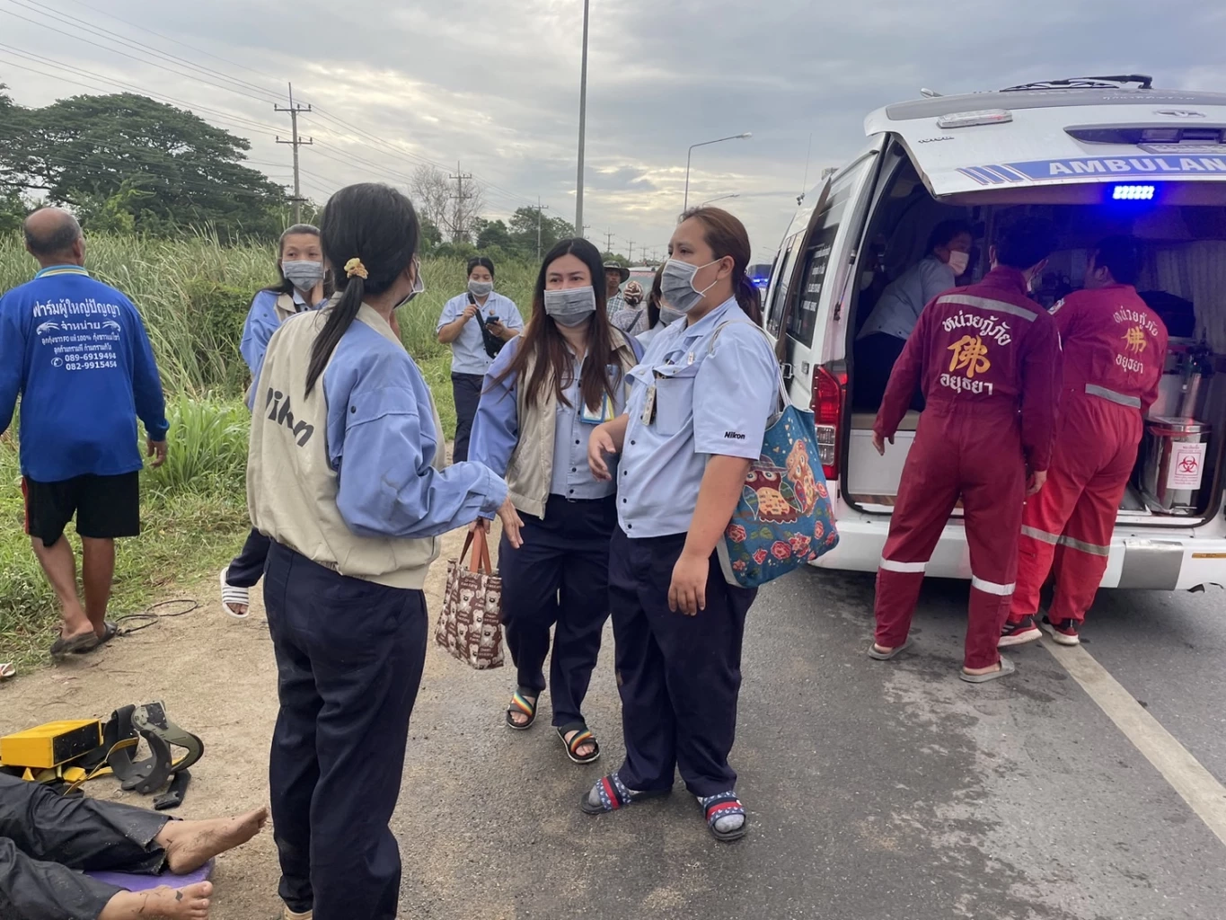 ระทึกแต่เช้า รถรับส่งพนักงาน หักหลบเก๋งตัดหน้าตกข้างทาง บาดเจ็บระนาว