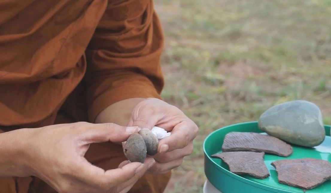 พบกระดูก-กำไร-กระดิ่ง-หอก-เศษหม้อไห ที่หนองบัวลำภู