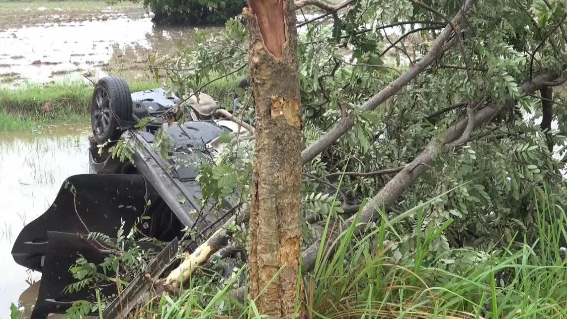 นักจิตวิทยา รพ. รีบขับรถไปเข้าเวร วูบหลับชนสนั่น รถหงายท้องล้อชี้ฟ้า