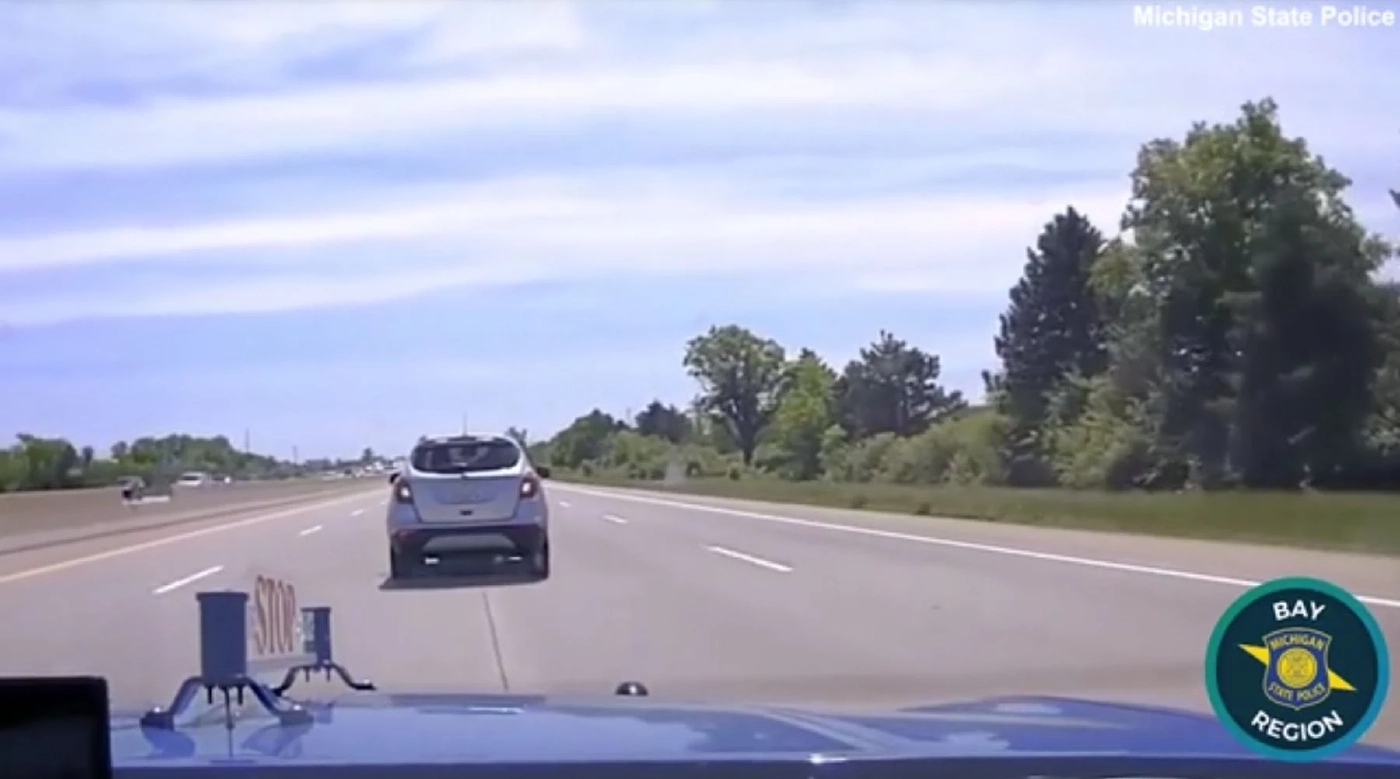 ตำรวจดีทรอยต์ขับรถไล่ล่าเด็ก 10 ขวบ ขโมยรถแม่มาขับ (คลิป)