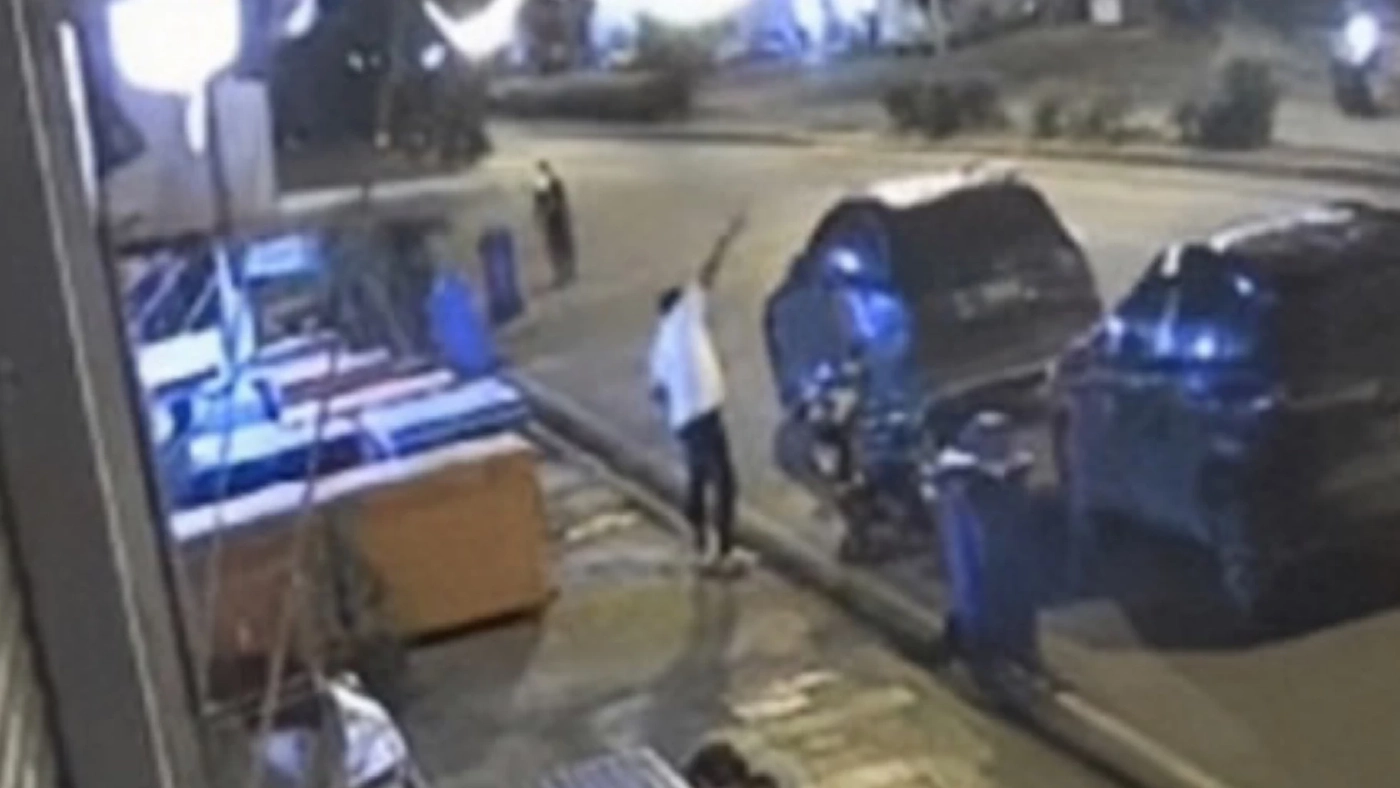 วงจรปิดจับภาพขณะผู้ก่อเหตุชักปืนขึ้นมายิงป้อม