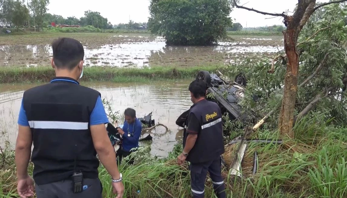 นักจิตวิทยา รพ. รีบขับรถไปเข้าเวร วูบหลับชนสนั่น รถหงายท้องล้อชี้ฟ้า