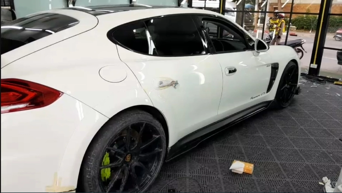 หนุ่มคลั่งไล่ทำร้ายวิ่งชนกระจกคาร์แคร์ เสียชีวิต พบเป็นผู้ป่วยทางจิต