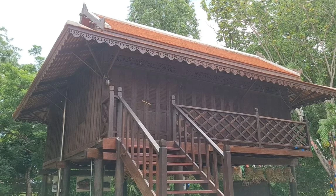 เปิดกุฏิเรือนแพโคตรผีดุแห่งวัดลาย ทำเป็นห้องสมุดให้พระ-ญาติโยม ศึกษาธรรมะ