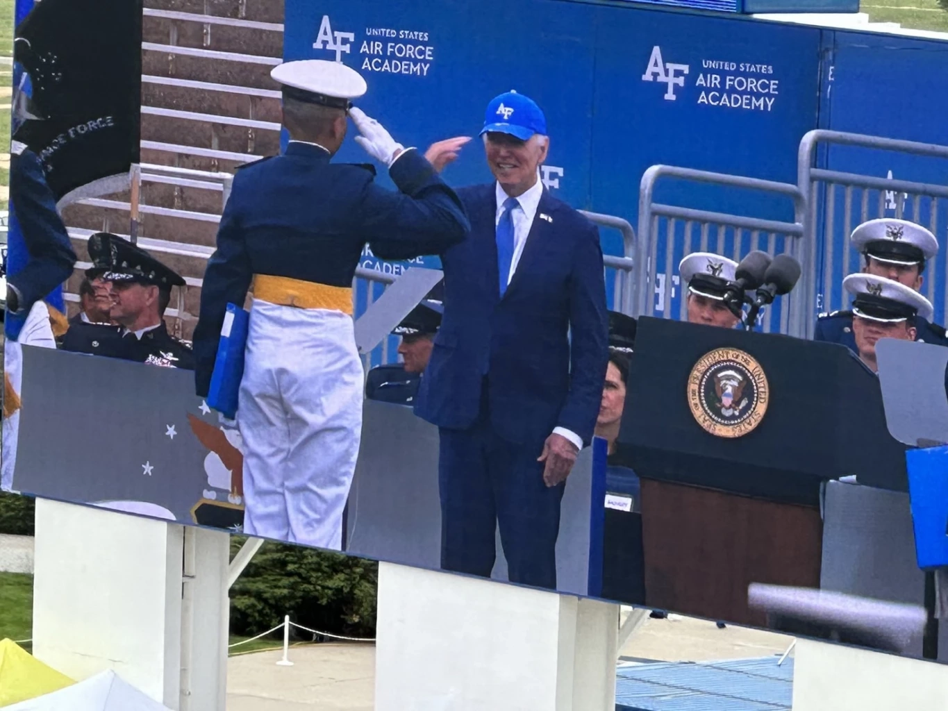 นร.ทหารไทย จบ รร. นายเรืออากาศสหรัฐฯ "โจ ไบเดน" ประธานพิธี