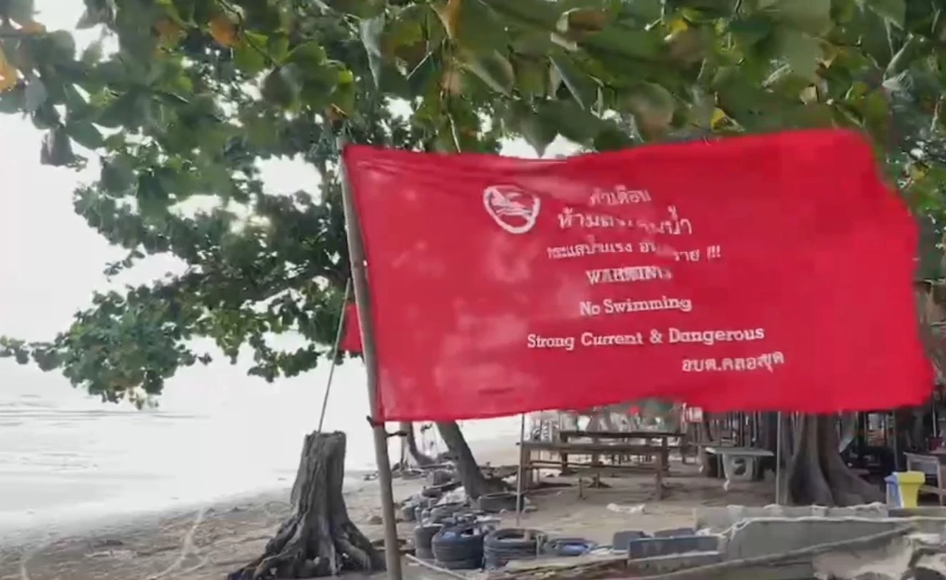 ปักธงแดง ชายหาดเจ้าหลาว ห้าม นทท.ลงเล่นน้ำ หลังคลื่นลมแรง