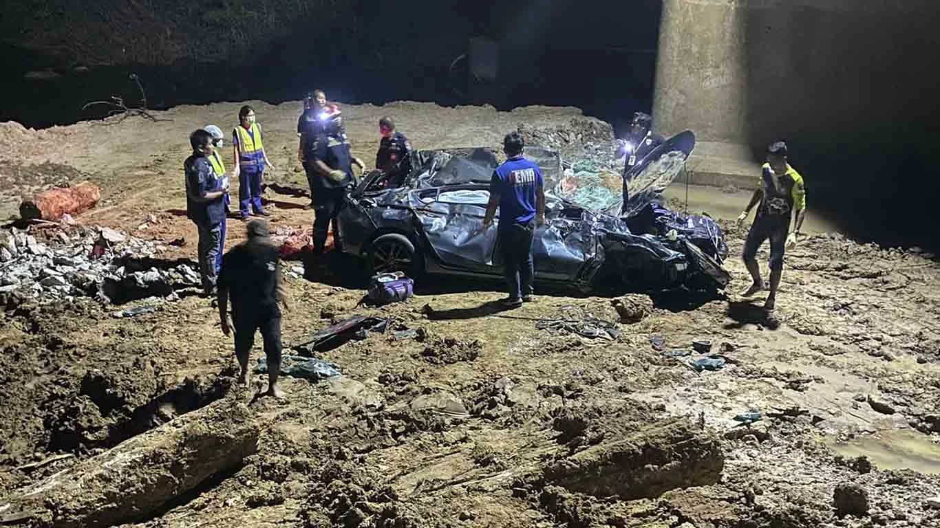 เก๋งพุ่งเหินตกสะพานสูงนับสิบเมตร รถพังยับ คนขับดับคาซากรถ คาดเมา-หลับใน