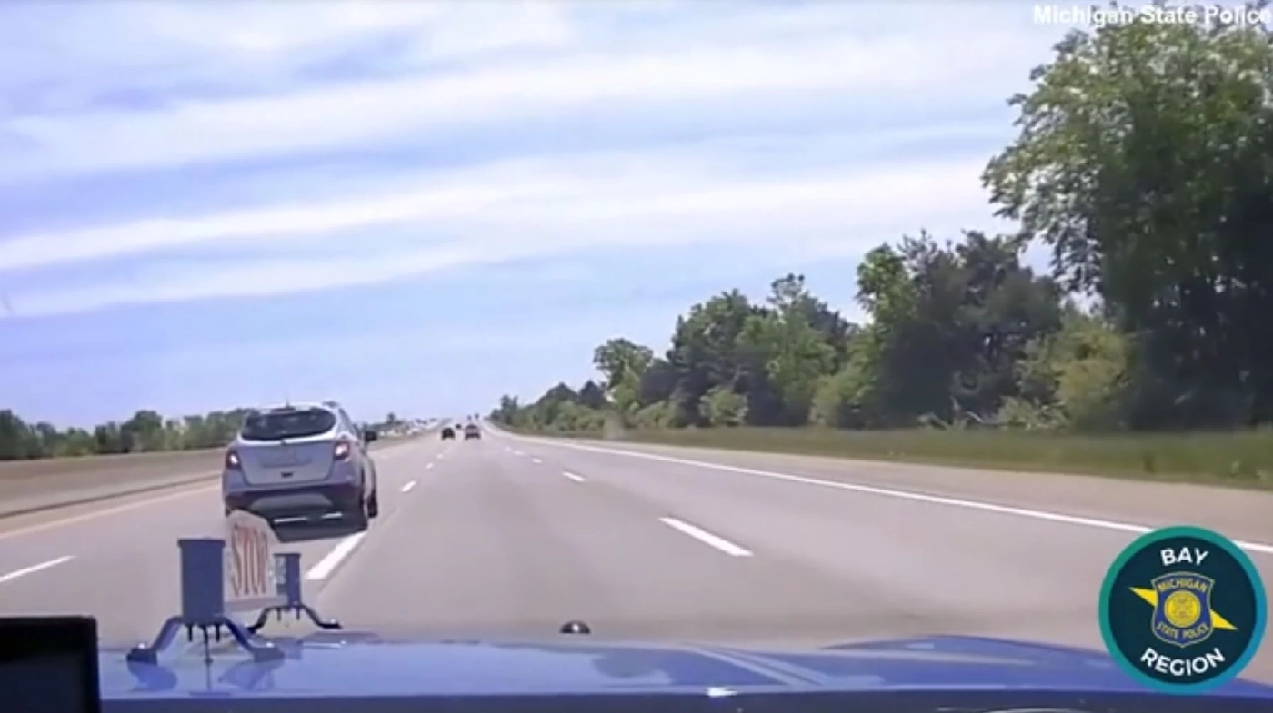 ตำรวจดีทรอยต์ขับรถไล่ล่าเด็ก 10 ขวบ ขโมยรถแม่มาขับ (คลิป)