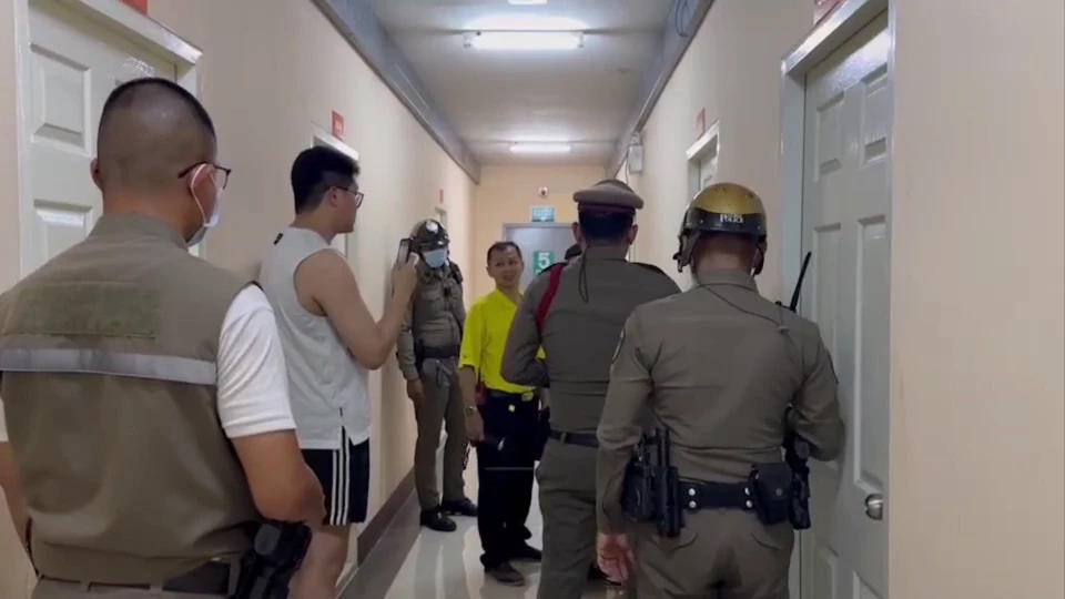 หนุ่ม 19 ปี สภาพเปลือยกาย พลัดตกตึก 6 ชั้นปริศนา สาหัส เพื่อนร่วมห้องหลับสนิท