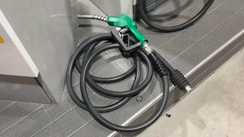 เปิดคลิป เก๋งเติมน้ำมันแล้งซิ่งหนี กระชากสายหัวจ่ายขาดตาม ปั๊มหวิดบึ้ม