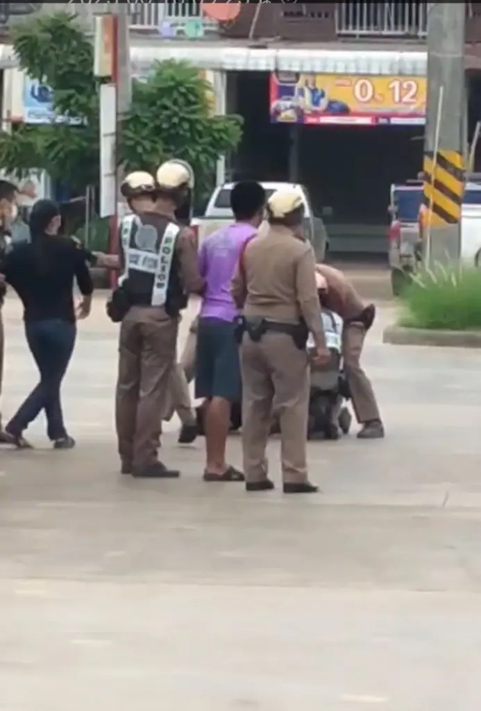 ชุลมุน! หนุ่มโดนจับท่อดัง โทรเรียกพ่อมาช่วย โวยลั่น คันอื่นเยอะแยะไม่จับ