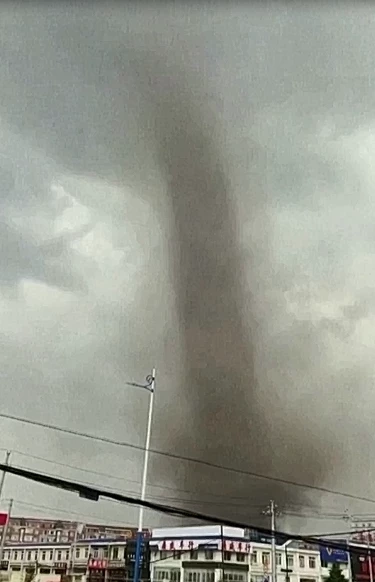 พายุทอร์นาโดถล่มจีน เจ็บ 13 บ้านพังหลายสิบหลัง