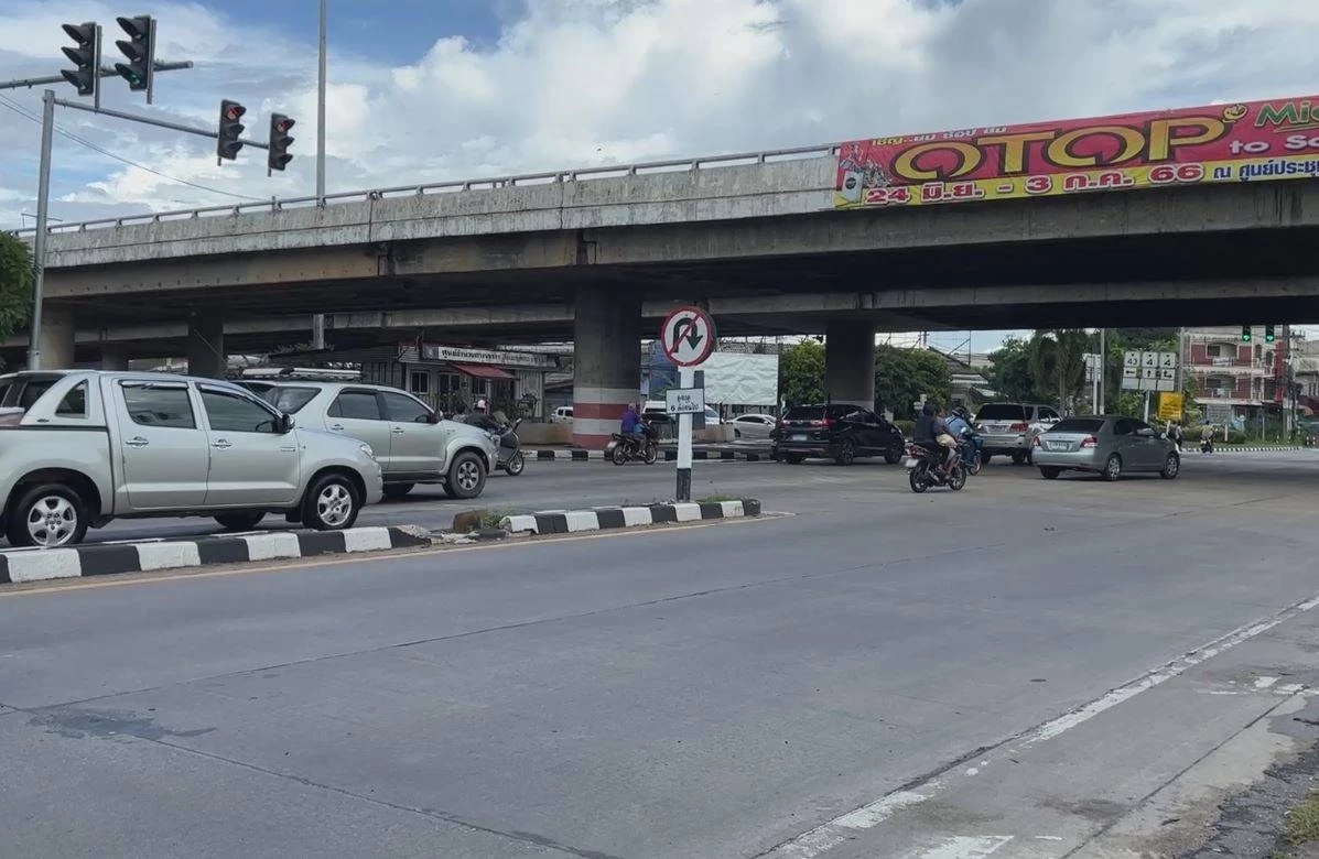 ขำขำ ป้ายจราจรกลางถนน บริเวณสี่แยกคลองหวะ เขียนผิด สระตกหล่นหลายตัว