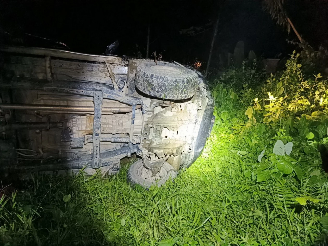 แก๊งขนต่างด้าวเหิม ซิ่งชนตำรวจเจ็บ ก่อนพลิกคว่ำตกคูน้ำ ดับ 1 จับได้ 10