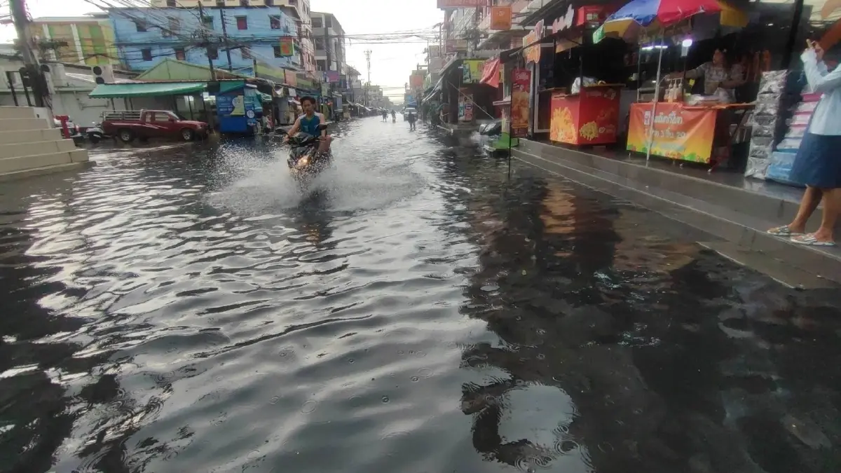 ฝนถล่มปทุมธานี 2 ชั่วโมง น้ำท่วมขังรอการระบายหลายจุด