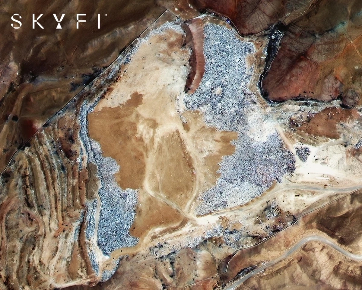 สุดทึ่ง!! ขยะฟาส์ตแฟชั่นกองมหึมาในทะเลทรายชิลี สามารถมองเห็นได้จากนอกโลก