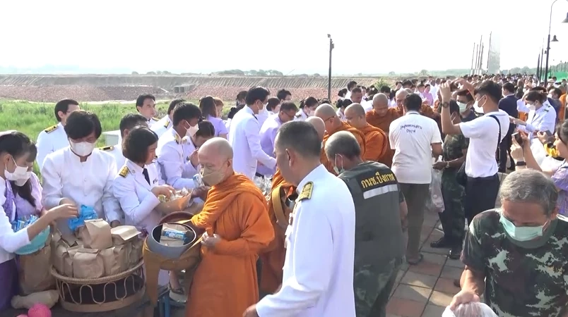 พุทธศาสนิกชนทั่วไทย ร่วมทำบุญตักบาตรเนื่องใน "วันวิสาขบูชา"