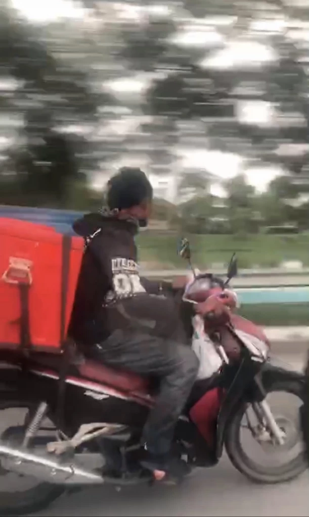 คนร้าย ขณะซิ่งหนี หลังชิงรถคุณลงขายไอติม