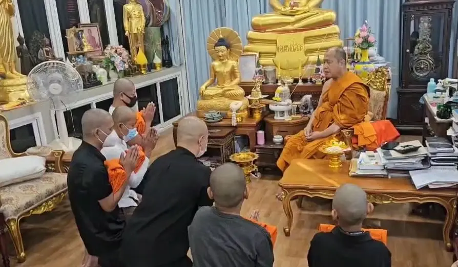 ชุดสาธิตดับเพลิง 4 นาย บวชหน้าไฟให้ "น้องเบนซ์" ขอทำประโยชน์เพื่อสังคมต่อไป