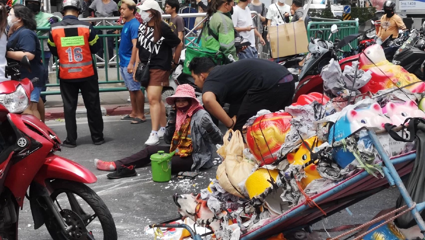 ระทึก รถเมล์เลี้ยวไม่พ้นพุ่งชนเสาไฟฟ้า กวาด จยย.-กระบะ พบคนเจ็บเพียบ