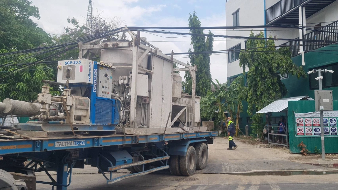 รถเทรลเลอร์บรรทุกเครื่องโม่ปูน เกี่ยวสายไฟฟ้าล้ม หวิดทับจราจรในป้อมดับ