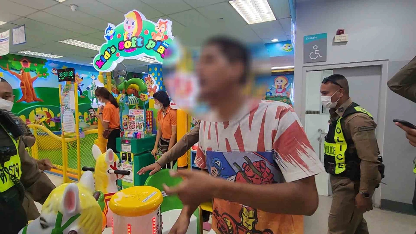 สาวกรี๊ดลั่น! โดนแอบถ่ายในห้องน้ำห้าง หนุ่มอ้างปวดหนัก ไม่ทันสังเกตป้าย