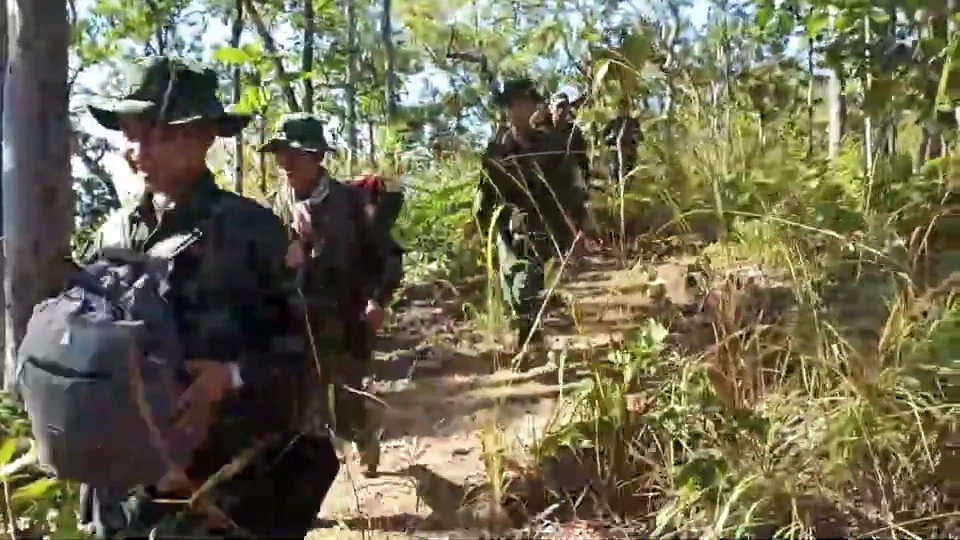 เปิดคลิปนาทีปะทะเดือด กะเหรี่ยงบุกฐานทหารเมียนมา ขนอาวุธหนักถล่มกันยับ