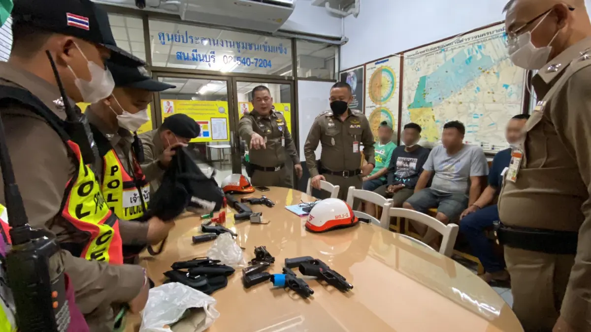 ตร.ตั้งด่าน รวบ 5 คนร้ายอุ้ม-ขู่ฆ่าหนุ่มใหญ่ ค้นรถเจอปืน-กระสุนเพียบ