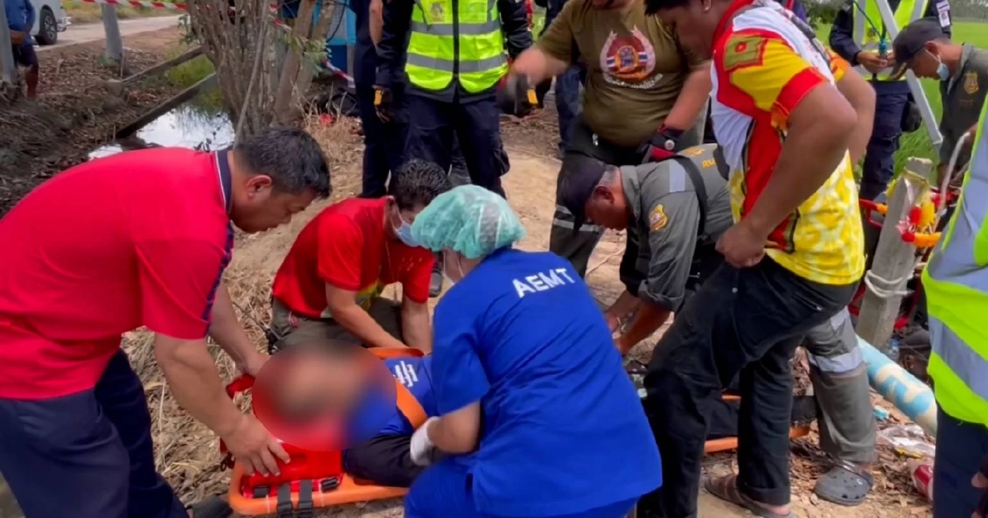 ชาวนาลงบ่อบาดาล ลึก 10 เมตร เช็กปั๊มน้ำ เกิดหมดสติ กู้ภัยช่วยรอดหวุดหวิด