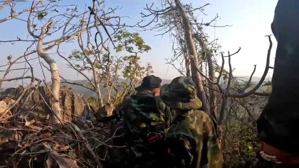 เปิดคลิปนาทีปะทะเดือด กะเหรี่ยงบุกฐานทหารเมียนมา ขนอาวุธหนักถล่มกันยับ