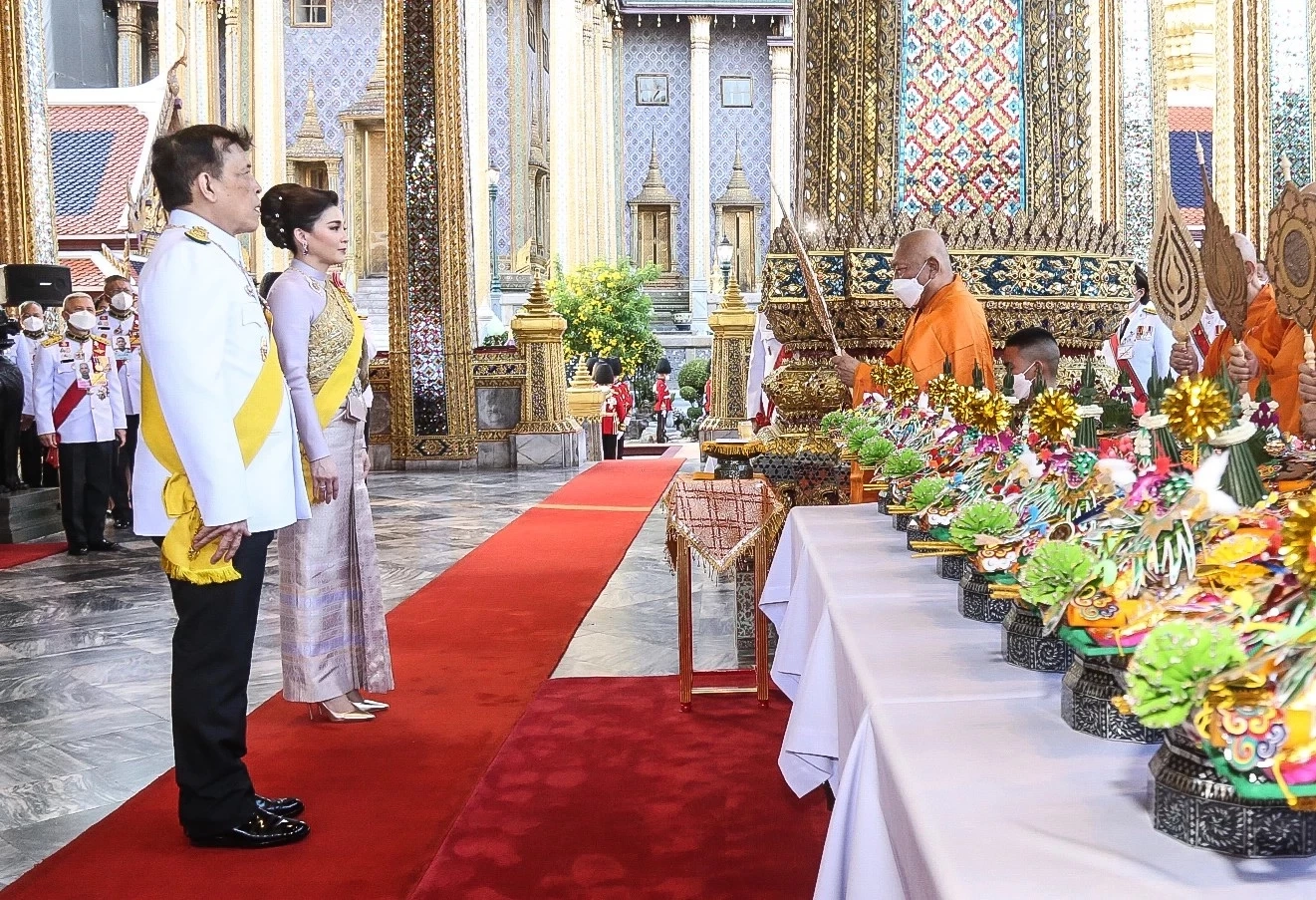 ในหลวง พระราชินี ทรงบำเพ็ญพระราชกุศลวันวิสาขบูชาและเฉลิมพระชนมพรรษา