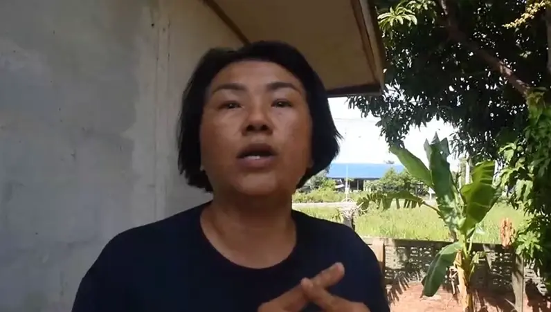 นางกัญญา คำนึง อายุ 51 ปี เจ้าของห้องที่ถูกไฟไหม้ (เสื้อน้ำเงิน)