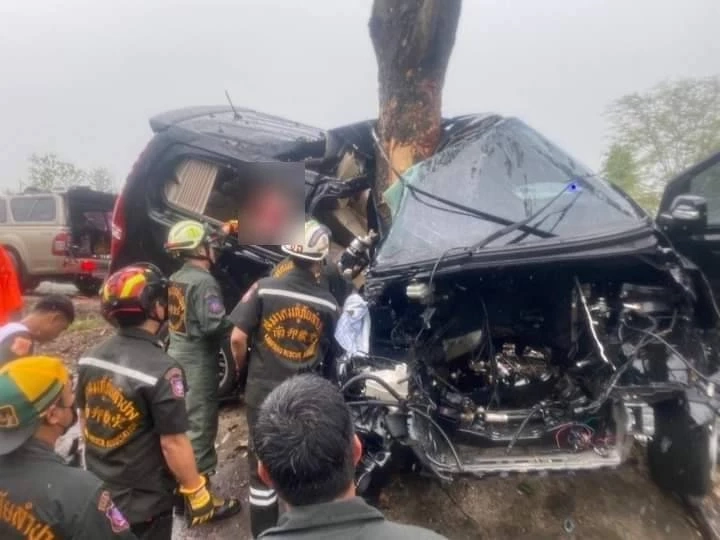 ฝนตกถนนลื่น รถตู้เสียหลักชนต้นไม้ รถพับครึ่งคัน ดับ 3 สาหัส 1