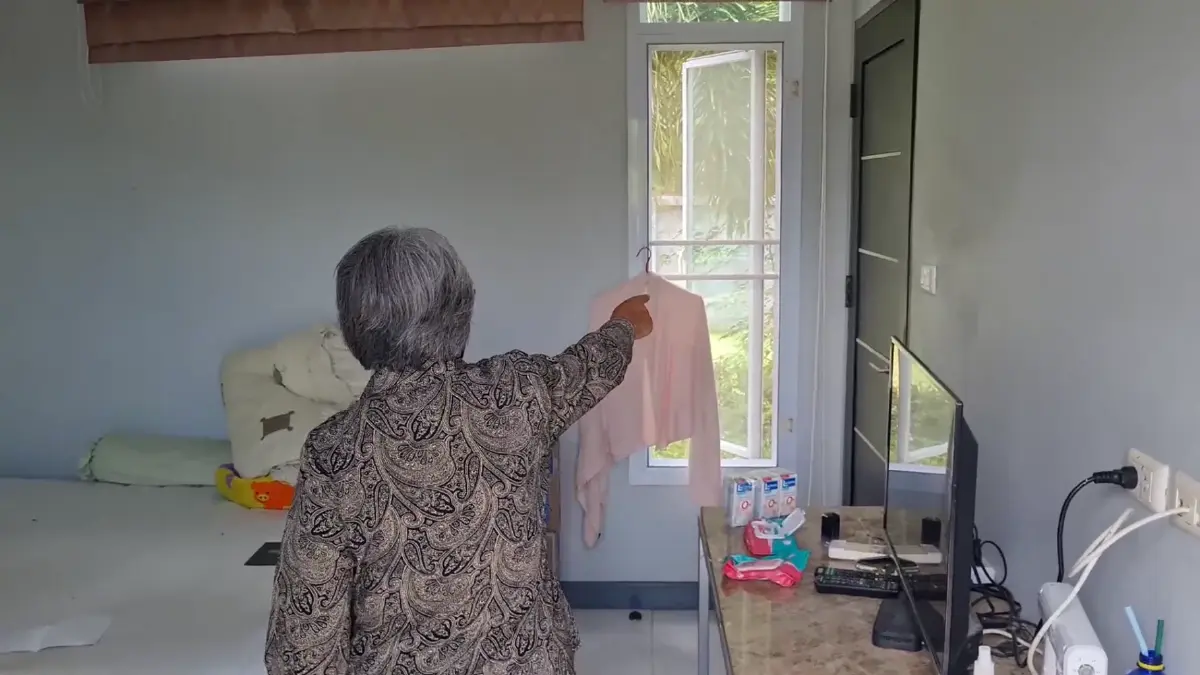 เจ้าของบ้านชี้จุดที่ "พิตบูล"กระโจนเข้ามากัดผู้ป่วยติดเตียงจนเสียชีวิต