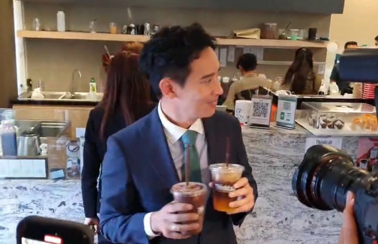 ไม่พลาด! "พิธา"แวะชิมมิ้นต์ช็อก-กาแฟส้ม บอก2รสชาติรวมเป็นหนึ่งได้