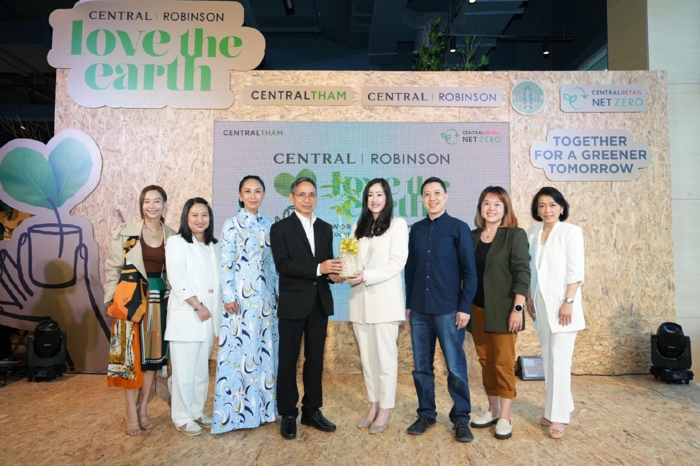 'เต้ย-ท็อป พิพัฒน์' ชวนคนไทยปลูกต้นไม้ เพิ่มกรีนสเปซกว่า 490 ไร่ทั่วประเทศ