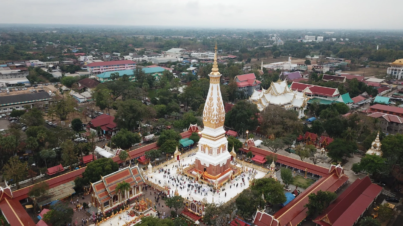 ชาวไทย-สปป.ลาว แห่ไหว้ "อุรังคธาตุ" วัดพระธาตุพนม เนื่องในวันวิสาขบูชา