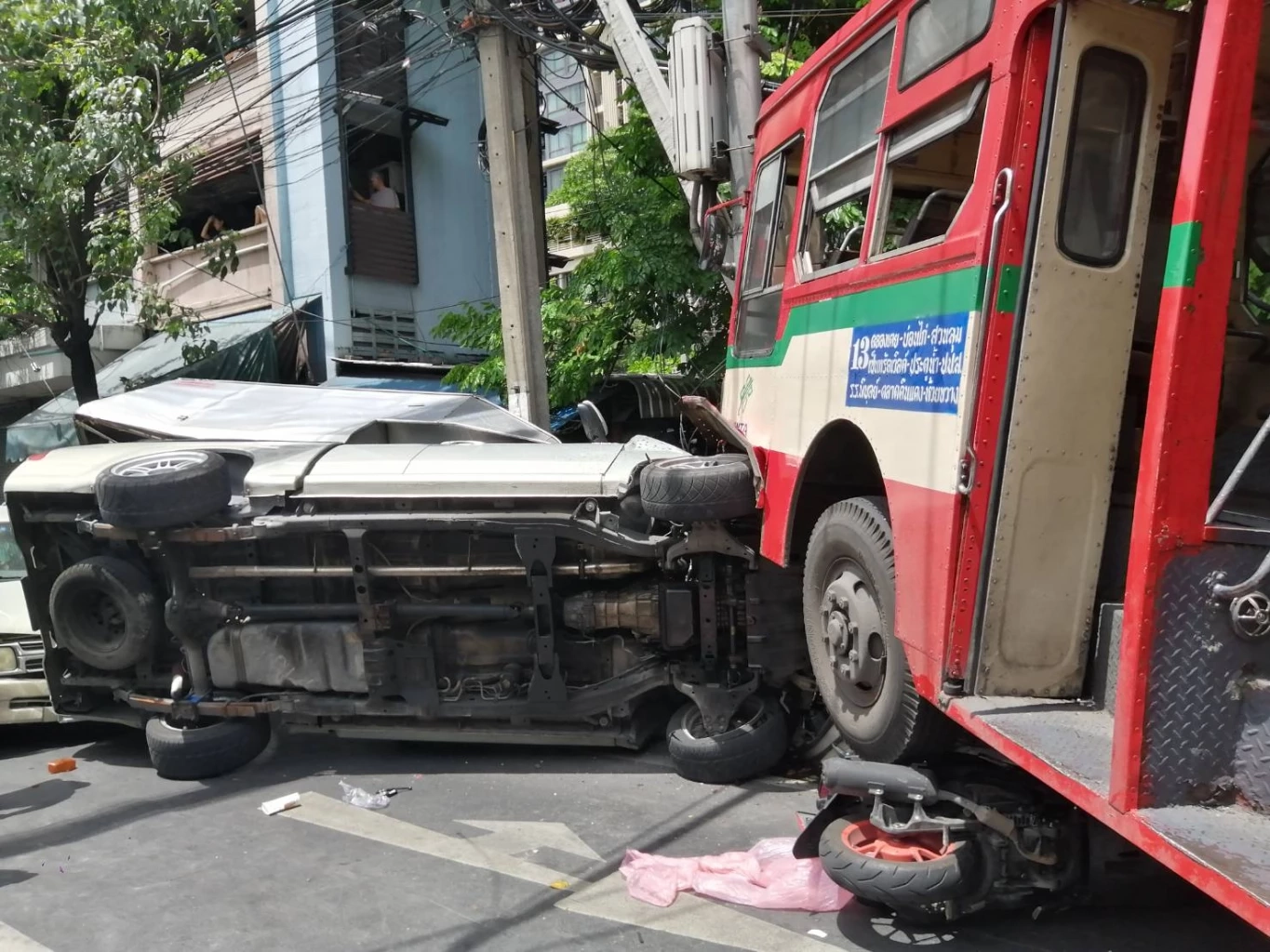 ระทึก รถเมล์เลี้ยวไม่พ้นพุ่งชนเสาไฟฟ้า กวาด จยย.-กระบะ พบคนเจ็บเพียบ