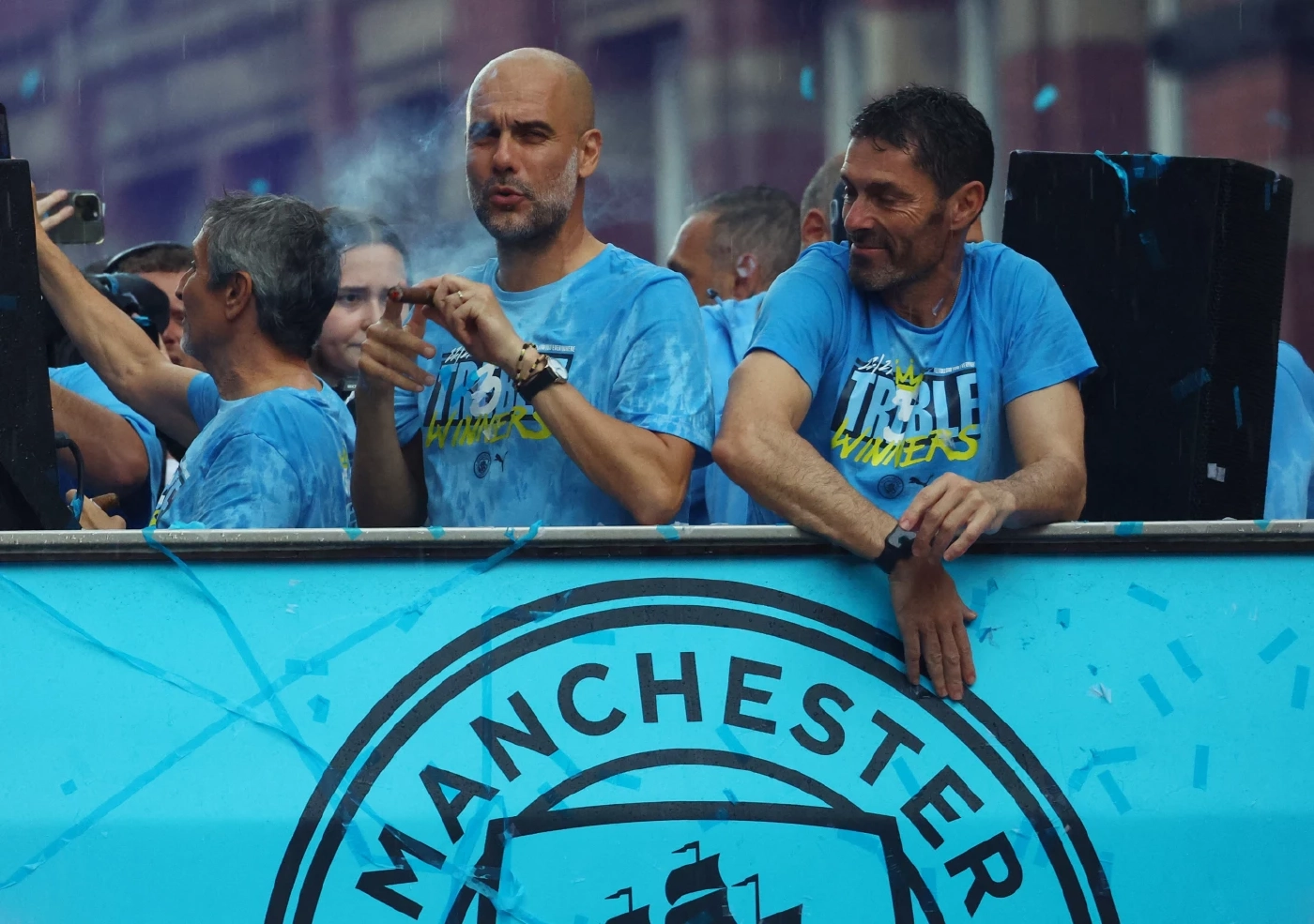 ประมวลภาพแฟนบอลเรือนแสนแห่ต้อนรับ "แมนซิตี้" พาเหรดฉลองทริปเปิลแชมป์