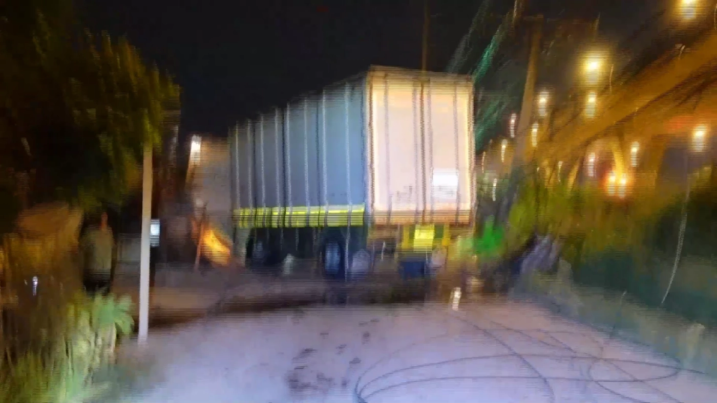 คนขับหลับใน รถพ่วงตกคอสะพาน พุ่งชนเสาไฟ บ้านเรือน คนในบ้านบาดเจ็บ