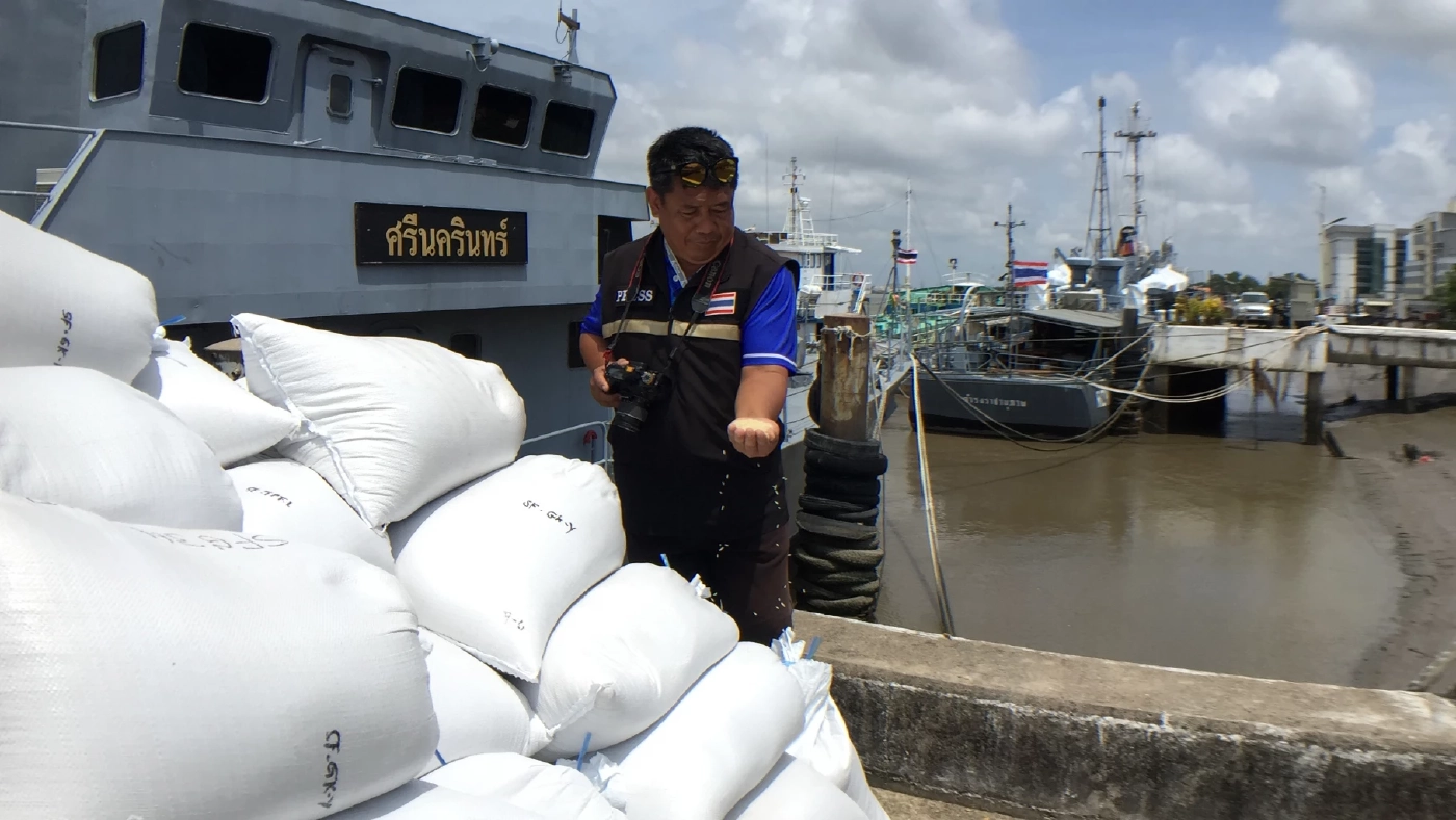 ตร.น้ำ รวบแก๊งแมวน้ำ ขณะลักลอบขนถ่ายข้าวสาร 5 ตันลงเรือเล็ก