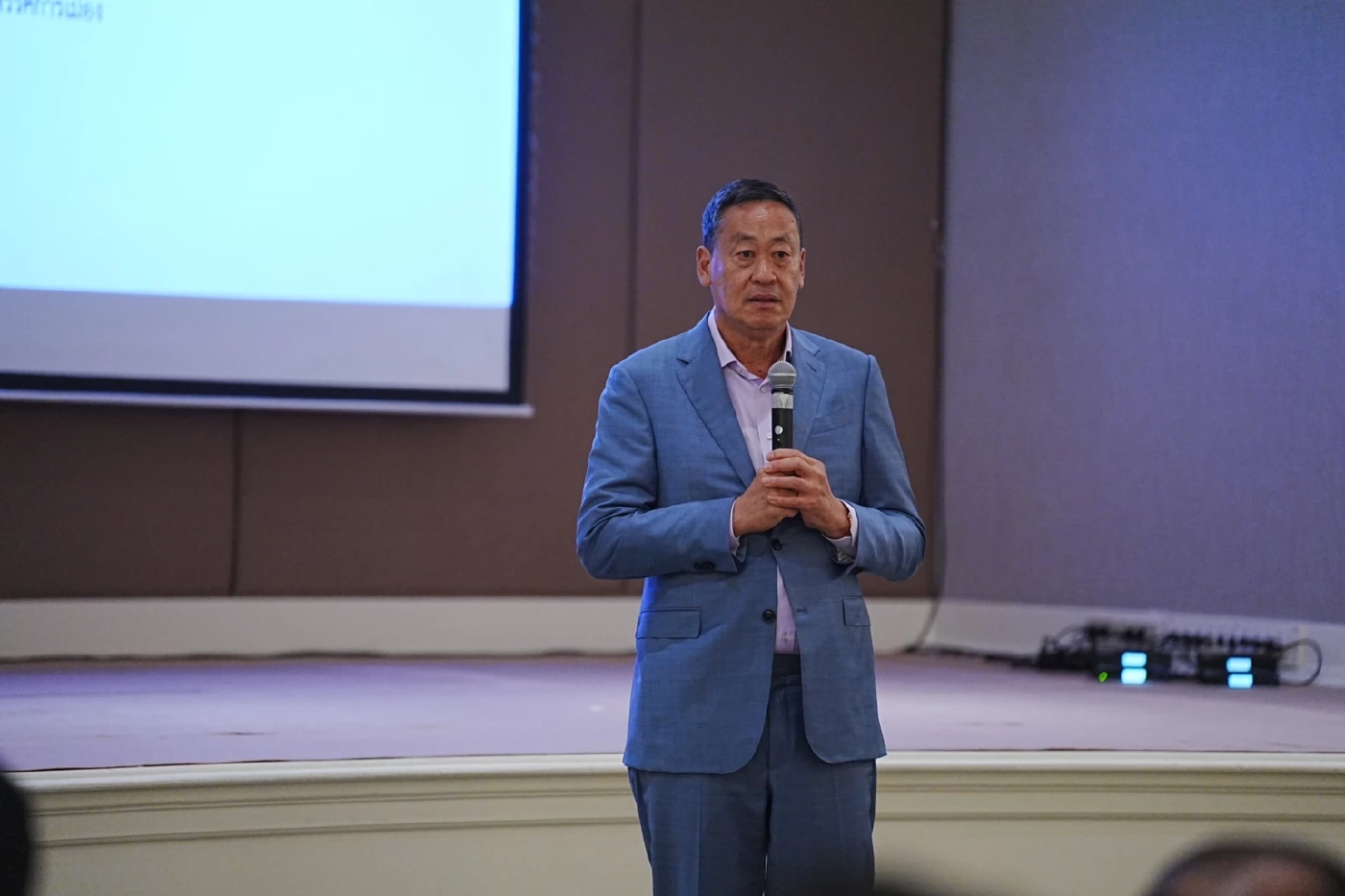 เศรษฐา ทวีสิน