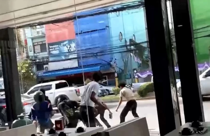 ตร.แปดริ้ว ตรึงกำลังเข้ม 2 วิทยาลัย จัดพิธีไหว้ครู ฝากเตือนใครห้าว เจอรวบแน่