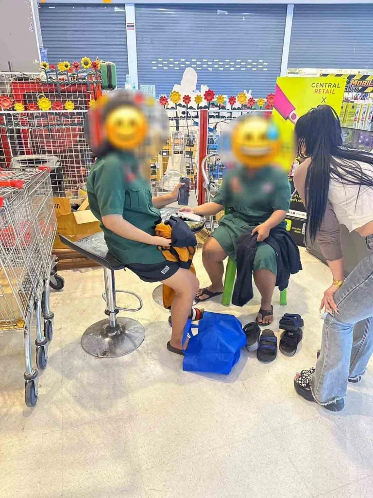 รวบ 2 นร.หญิง สุดแสบ แอบซ่อนตัวในห้าง งัดตู้กระจกขโมยมือถือ