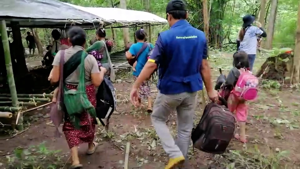 ผู้อพยพชาวกะเหรี่ยง หนีภัยสงคราม ยังทะลักเข้าไทยอย่างต่อเนื่อง