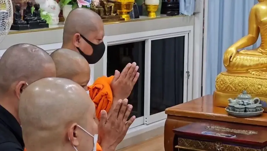 ชุดสาธิตดับเพลิง 4 นาย บวชหน้าไฟให้ "น้องเบนซ์" ขอทำประโยชน์เพื่อสังคมต่อไป