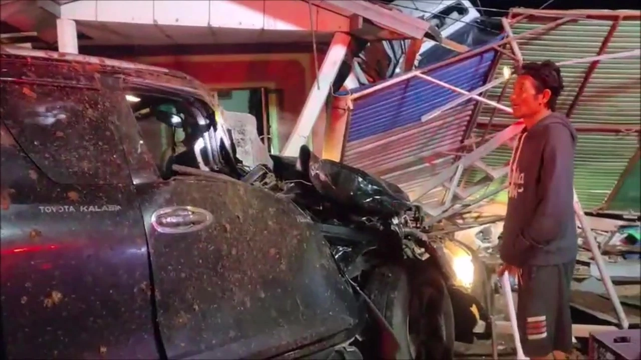 อย่างกับในหนัง! รถกระบะแฉลบน้ำ เหินฟ้าพุ่งชนหลังคาบ้านสองชั้น (มีคลิป)