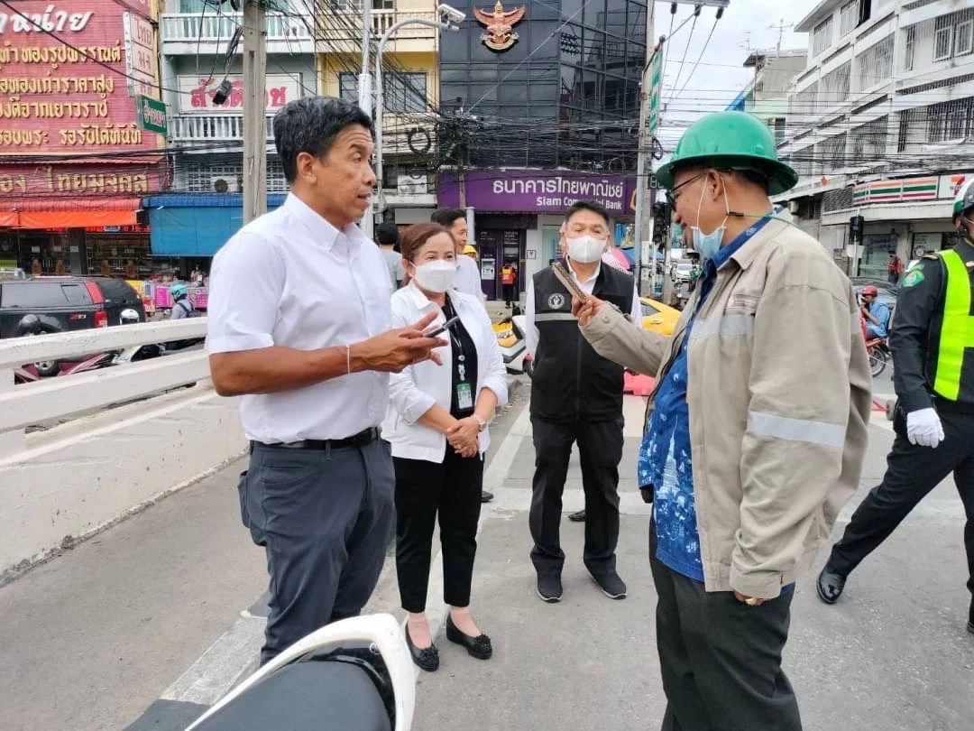 MEA - กทม. ลงพื้นที่แก้ไขเหตุรถบรรทุกเกี่ยวสายสื่อสาร ทำให้เสาไฟฟ้าล้ม