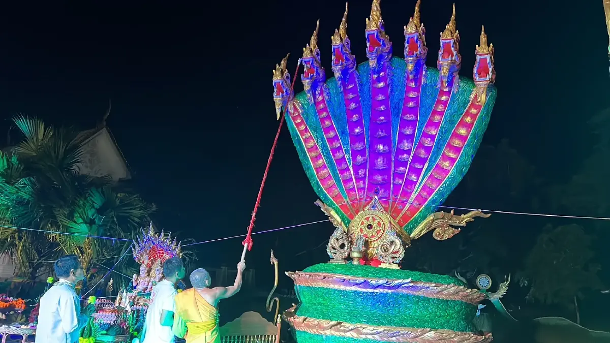 รำบวงสรวง เบิกเนตรองค์พญานาค ศรีสะเกษ ชาวบ้านแห่ส่อง"เลขธูป"เสี่ยงทาย