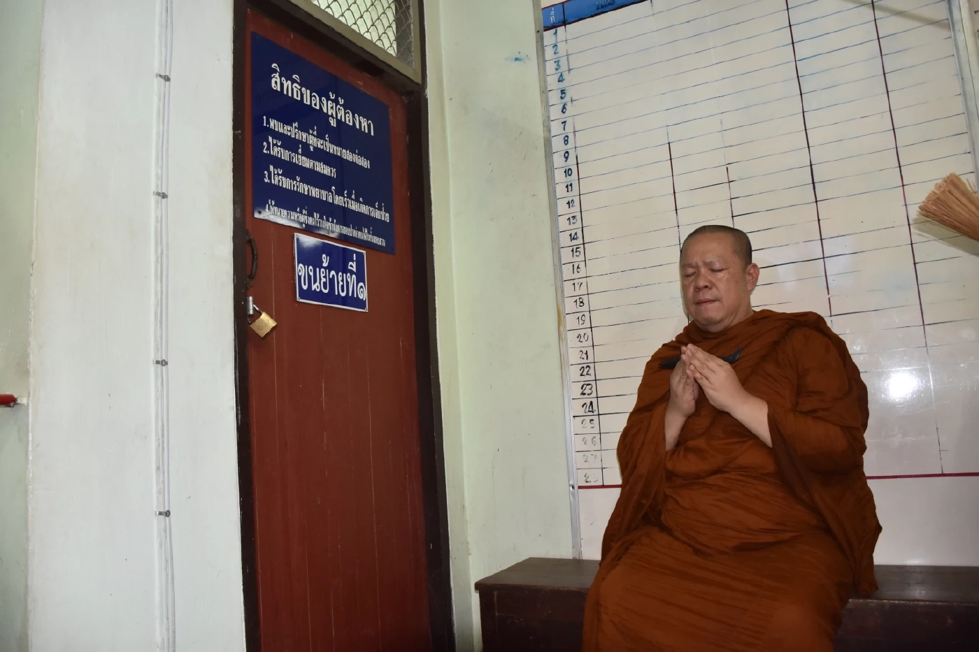 ตร.อุตรดิตถ์ ใช้มีดหมอตะปูโลงศพ 7 ป่าช้า นิมนต์พระสวดถอนวิญญาณ ผตห. ในคุก